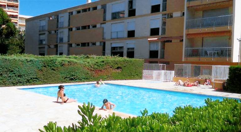 Fully equipped rental apartment with private pool, garden & patio | Next to the beach | Perfect for remote work | Pets allowed — photo 2