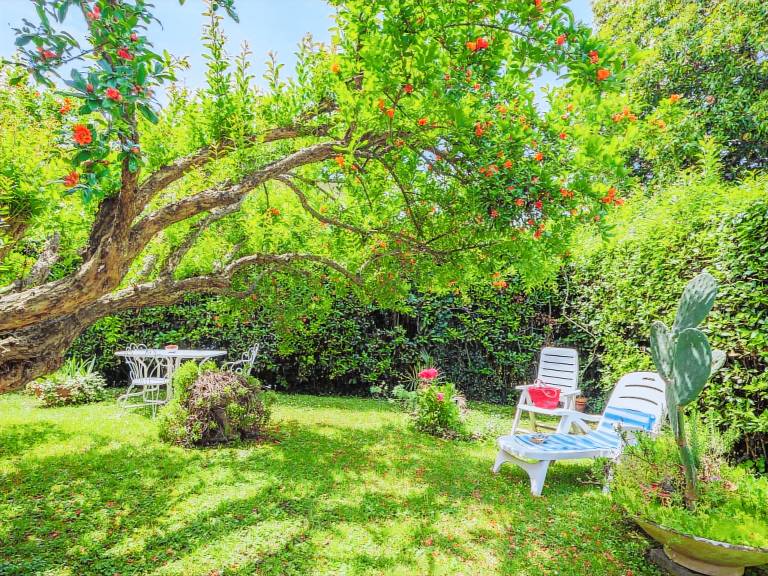 Apartment with BBQ, patio & garden — photo 3