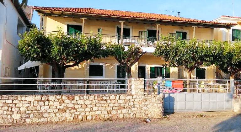 Holiday apartment with terrace in Aigialeia