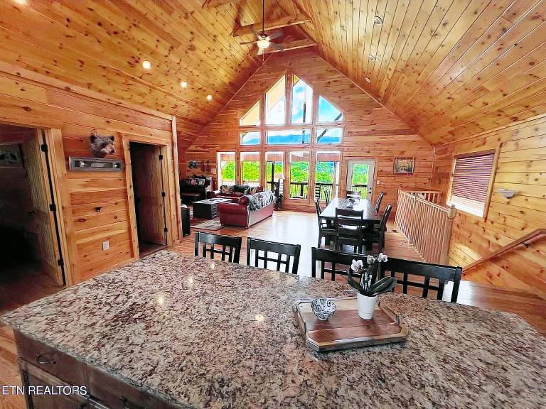 Children-friendly cabin with terrace, jacuzzi & barbeque | Mountain view | Pets are welcome — photo 2