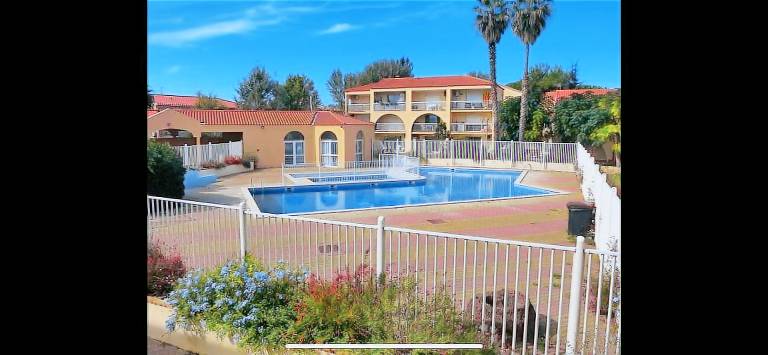 Rental apartment with pool, patio & yard — photo 3