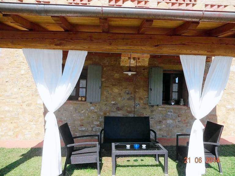 Vacation home with private pool, barbeque & garden — photo 5