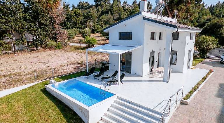 House with private pool, patio & barbecue — photo 4