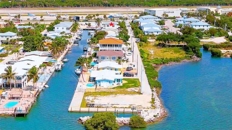 Vacation home with private pool, jacuzzi & barbecue | Water view — photo 5