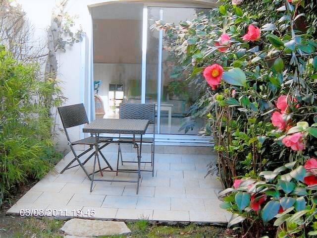 Apartment with yard, terrace & barbeque | Garden view — photo 3