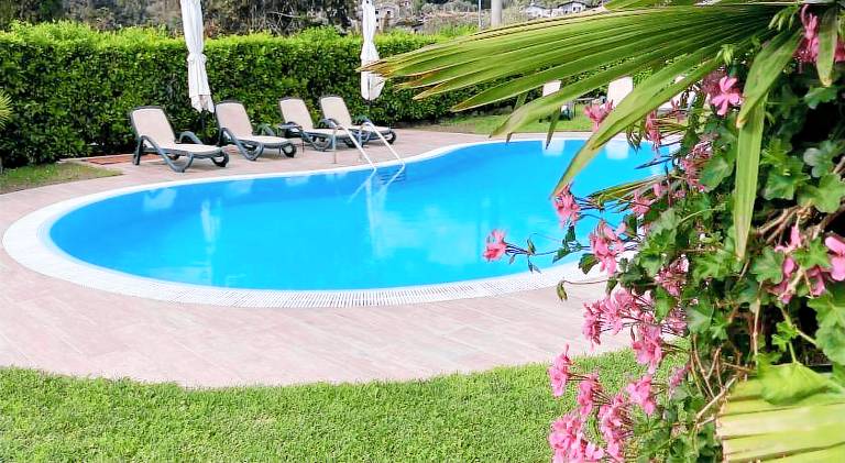 Rental apartment with garden, pool & patio in Malcesine