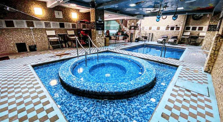 Rental apartment with jacuzzi & pool — photo 3