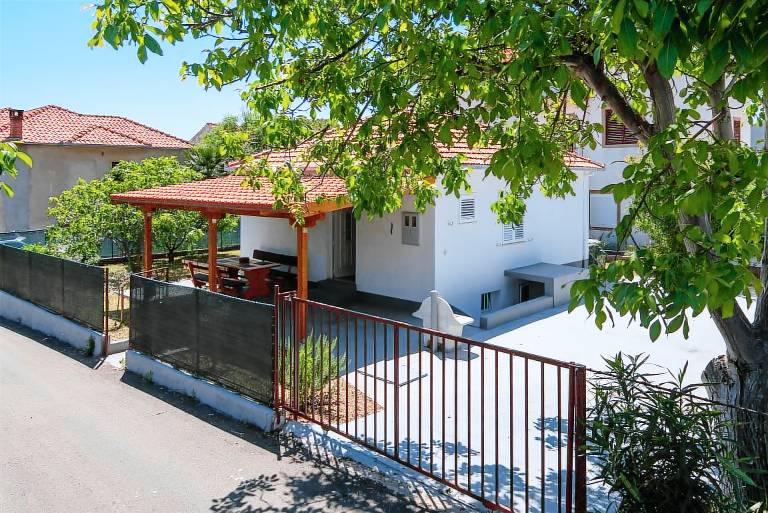 House with patio, yard & grill | Mountain view — photo 2