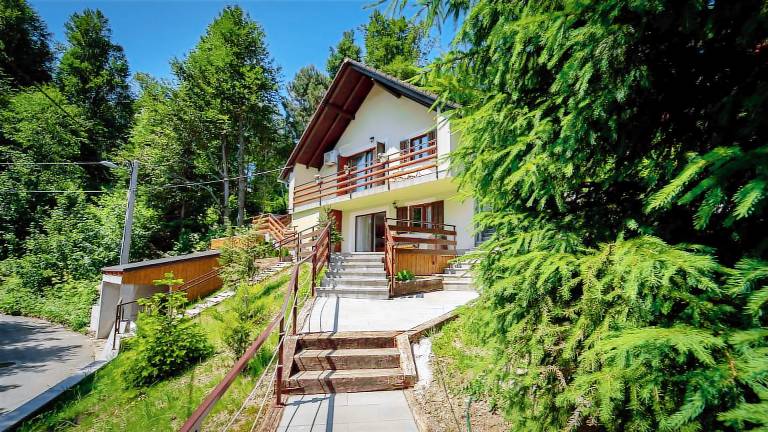 Rental apartment with patio & BBQ in Senj