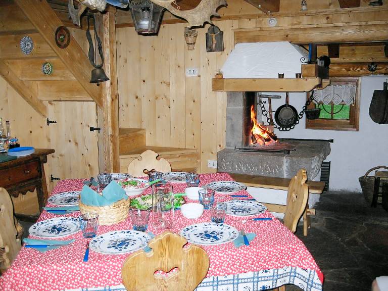 Chalet with yard & grill — photo 2