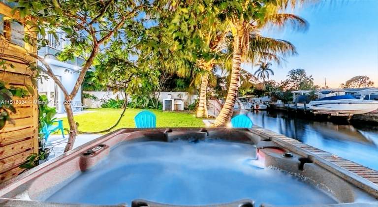 Vacation home with jacuzzi — photo 5