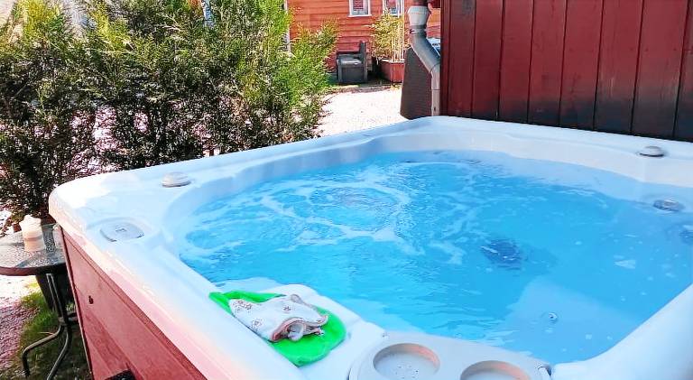 Holiday apartment with BBQ, patio & hot tub | Pets are welcome — photo 4