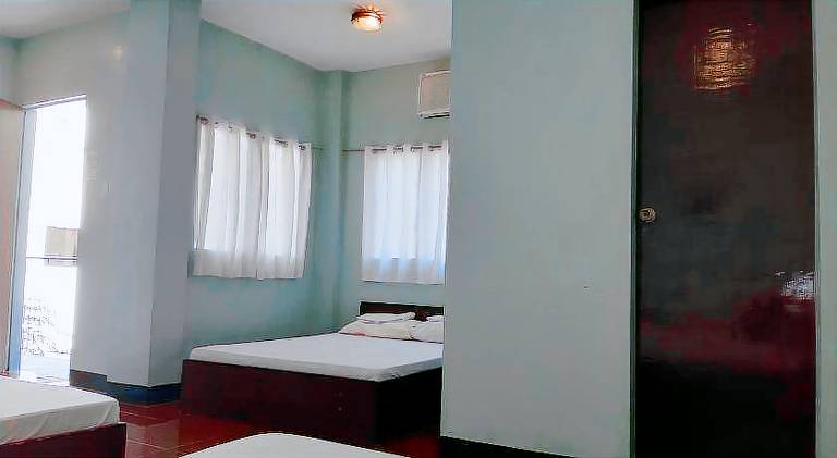 Angel and Marie's Basic ACroom for 3-6 pax 3rdfloor — photo 2