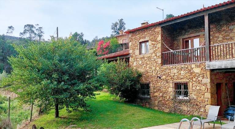 House with pool, yard & patio in Braga