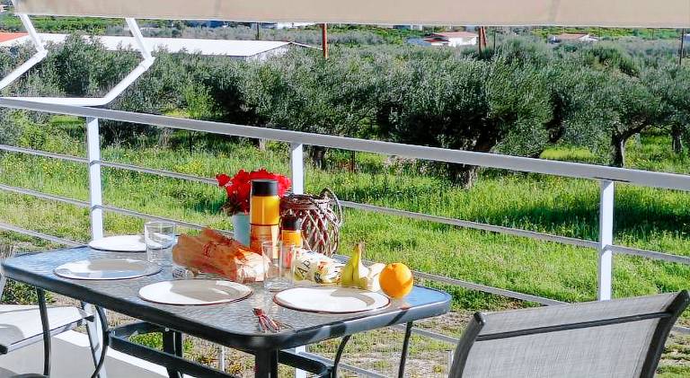 Apartment with patio, yard & BBQ — photo 5