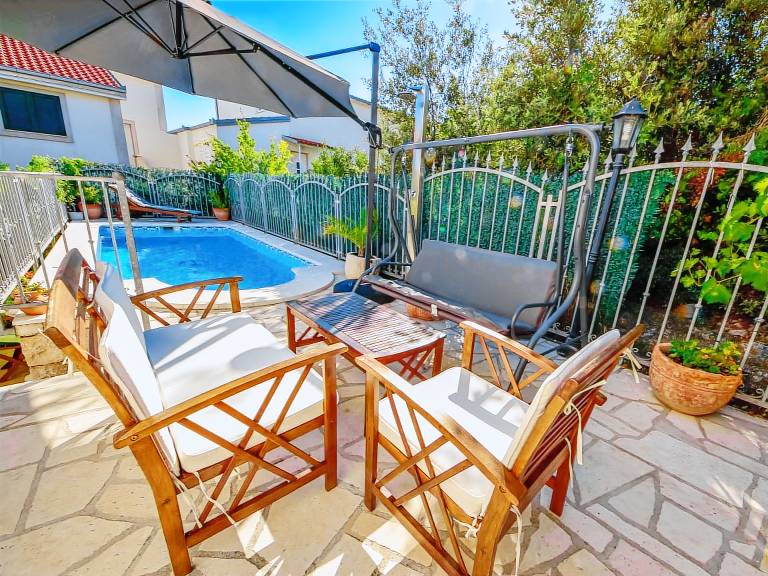 Holiday apartment with terrace, private pool & barbeque — photo 3
