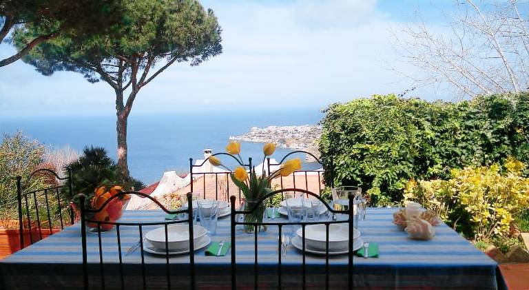 Rental apartment with patio, yard & grill — photo 3