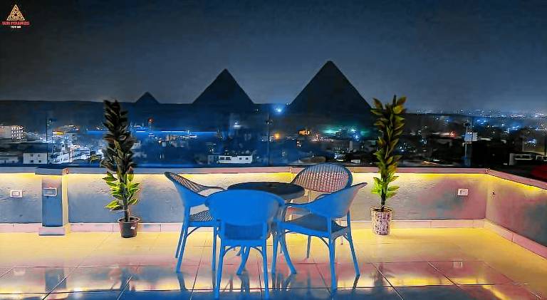 Full Pyramids View with Jacuzzi & Roof Top Access — photo 3
