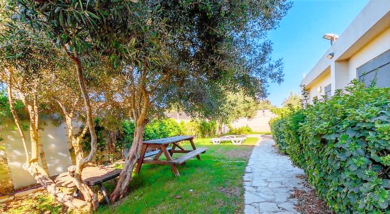 Charming serviced apartment with pool, garden & patio | Pets are welcome in Haifa