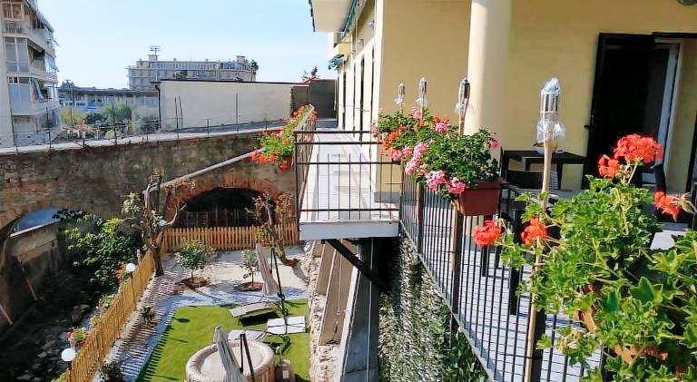 Serviced apartment with yard & patio | Suitable for remote work | Dogs allowed in Sanremo