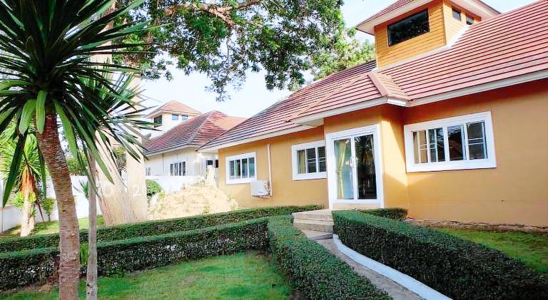 Spacious house with barbeque, private pool & garden | Pets are welcome — photo 5