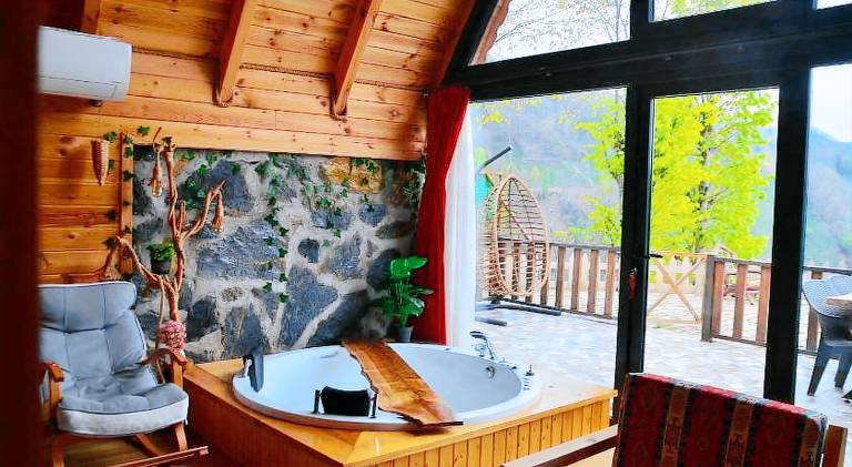 Chalet with hot tub & garden — photo 3