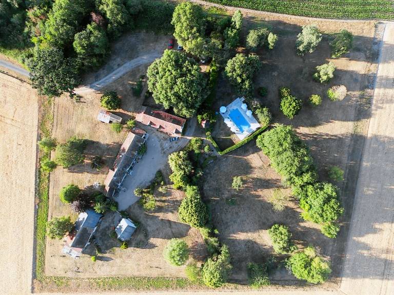 House with pool, yard & barbecue — photo 2