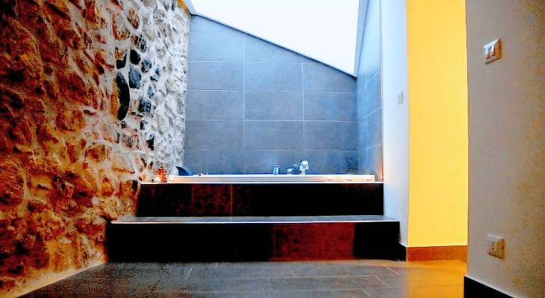 Nice vacation home with jacuzzi | Pets are welcome in Messina