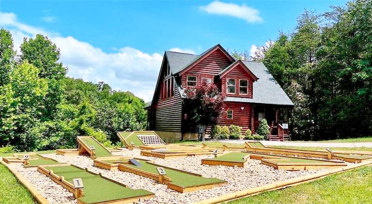 Vacation home with jacuzzi in Pigeon Forge, TN