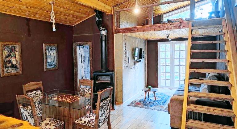 Charming vacation home with hot tub | Pet-friendly — photo 2