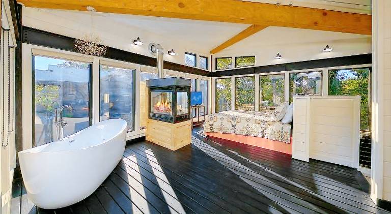 House with hot tub & pool — photo 2