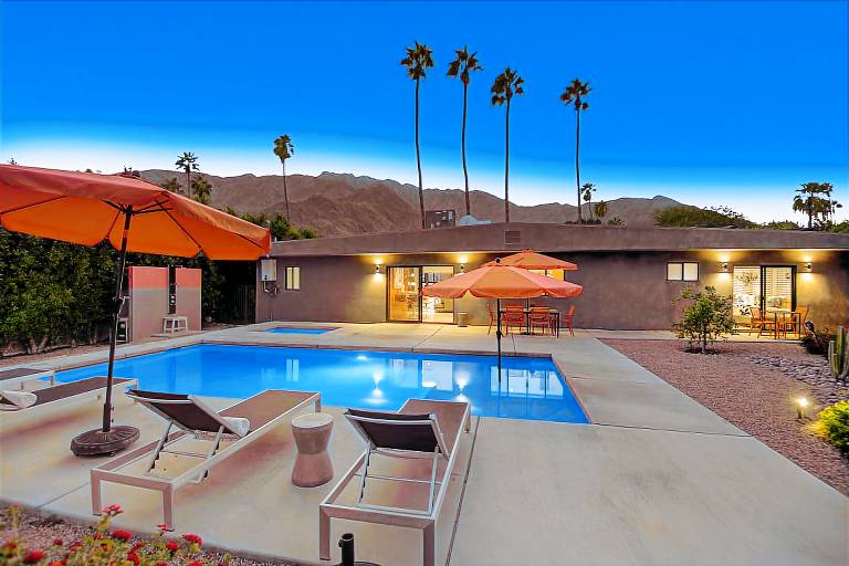Vacation home with yard, jacuzzi & private pool | Mountain view in Palm Springs, CA