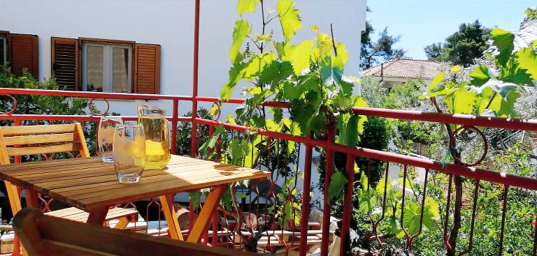 Holiday apartment with terrace | Garden view in Jelsa