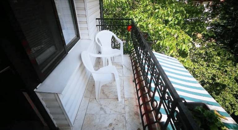 Apartment with yard — photo 3
