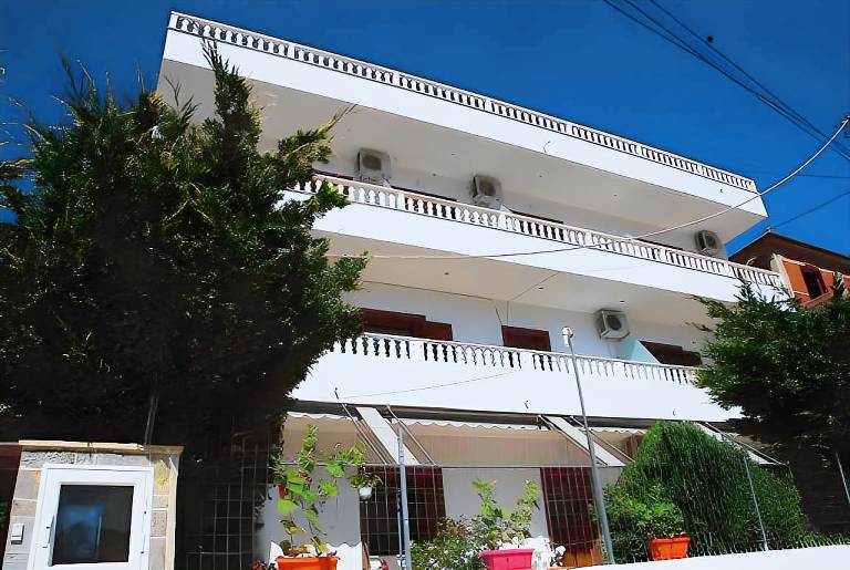 Apartament z hotelowymi udogodnieniami Ksamil
