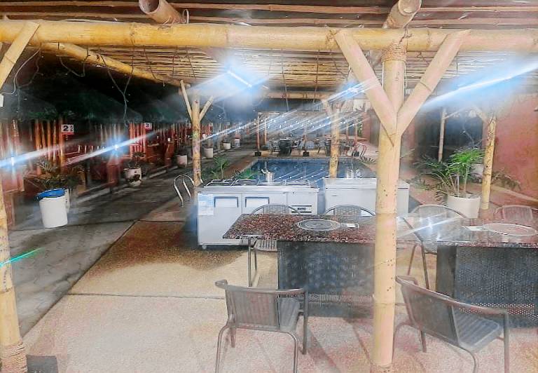 Villa with yard, pool & grill — photo 4