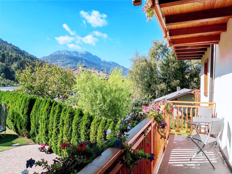 Rental apartment with terrace, barbeque & yard | Mountain view — photo 2
