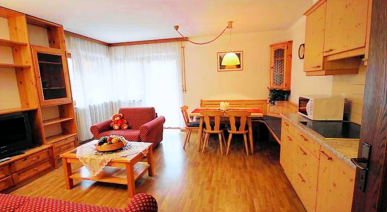 Serviced apartment with garden in Ortisei