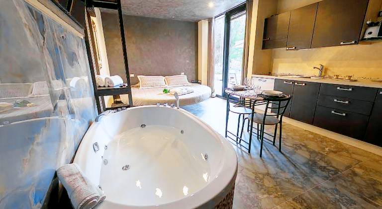 Rental apartment with hot tub, private pool & terrace in Sirmione