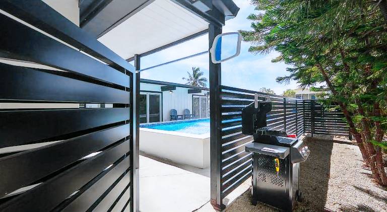 House with pool — photo 5
