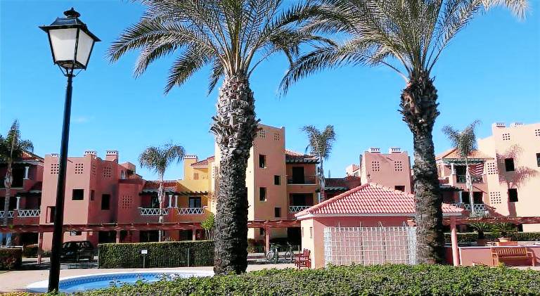 Fully equipped holiday apartment with patio, garden & pool | Perfect for remote work | Pet-friendly — photo 3