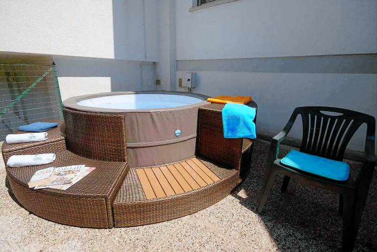 Holiday home with jacuzzi — photo 2