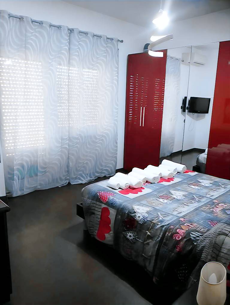 Apartment 'Pinetina Roma' with Balcony, Wi-Fi and Air Conditioning in Vittoria