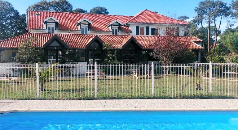 Rental apartment with pool, yard & terrace — photo 4