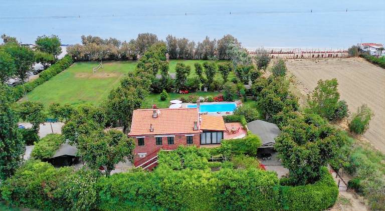 Villa Mirella Beach in Porto San Giorgio