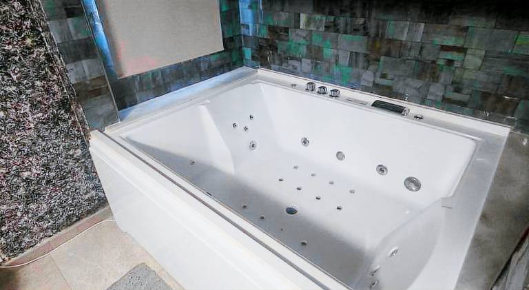 Rental apartment with jacuzzi — photo 4