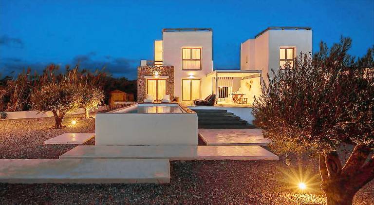 Villa with yard, patio & private pool — photo 5