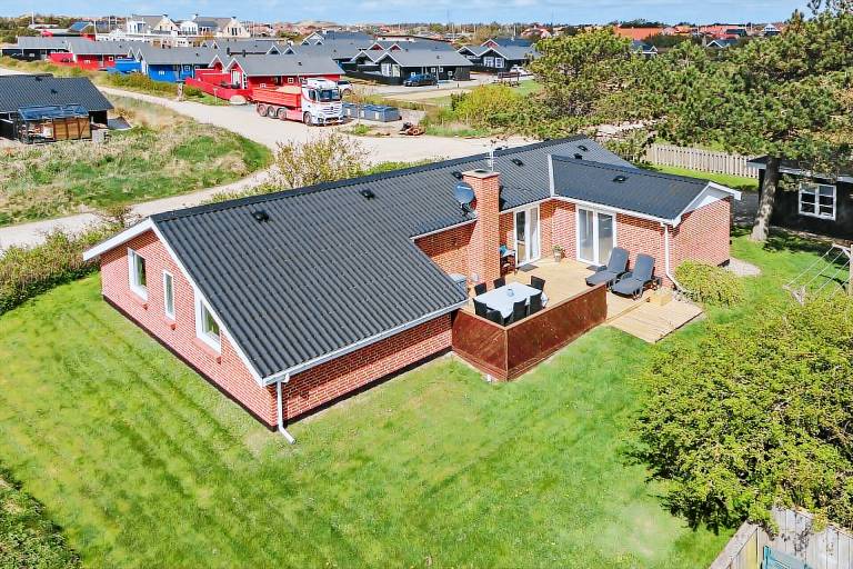 Vacation home with hot tub, sauna & patio in Hvide Sande