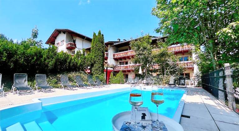 Holiday apartment with pool, patio & grill — photo 3