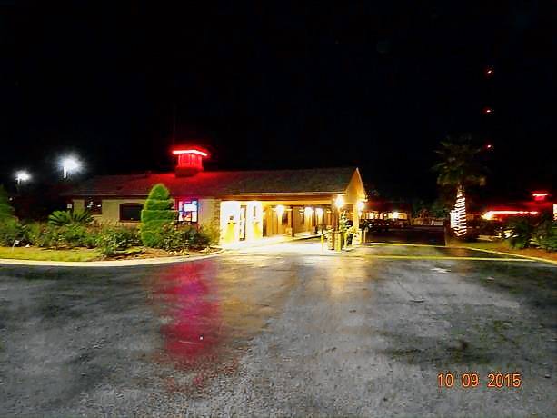 Motel  Chatham Parkway